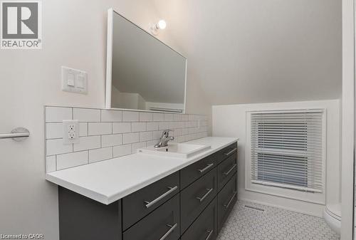 14 Young Street W, Waterloo, ON - Indoor Photo Showing Bathroom