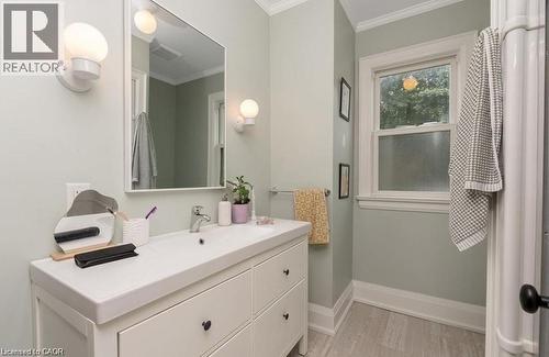 14 Young Street W, Waterloo, ON - Indoor Photo Showing Bathroom