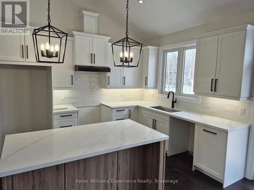 62 Rue Vanier, Tiny, ON - Indoor Photo Showing Kitchen With Upgraded Kitchen