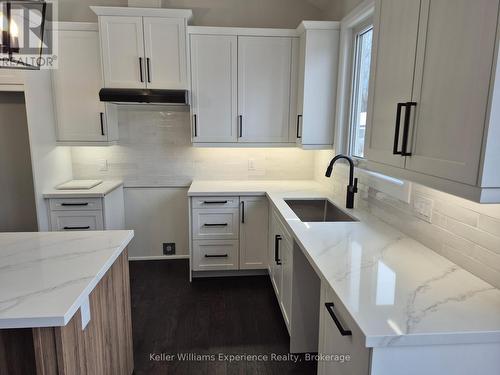 62 Rue Vanier, Tiny, ON - Indoor Photo Showing Kitchen With Upgraded Kitchen