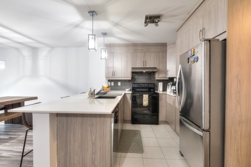 Cuisine - 1-8405 Rue De Londres, Brossard, QC - Indoor Photo Showing Kitchen With Double Sink With Upgraded Kitchen