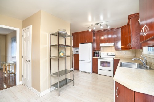 Cuisine - 12 Rue Lesage, Dollard-Des-Ormeaux, QC - Indoor Photo Showing Kitchen