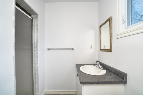 Salle de bains attenante à la CCP - 12 Rue Lesage, Dollard-Des-Ormeaux, QC - Indoor Photo Showing Bathroom