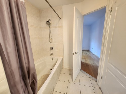 Salle de bains attenante à la CCP - 3983 Boul. Édouard-Montpetit, Montréal (Côte-Des-Neiges/Notre-Dame-De-Grâce), QC - Indoor Photo Showing Bathroom