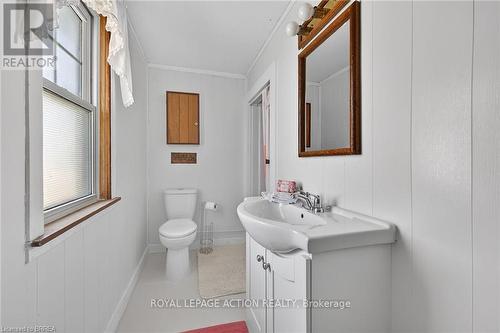 88 Erie Boulevard, Norfolk, ON - Indoor Photo Showing Bathroom