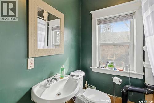 426 8Th Street E, Saskatoon, SK - Indoor Photo Showing Bathroom