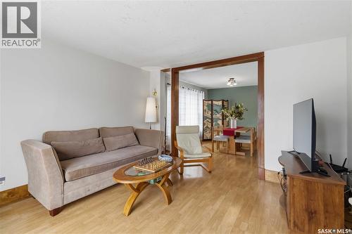 426 8Th Street E, Saskatoon, SK - Indoor Photo Showing Living Room