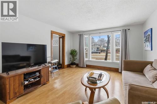 426 8Th Street E, Saskatoon, SK - Indoor Photo Showing Living Room