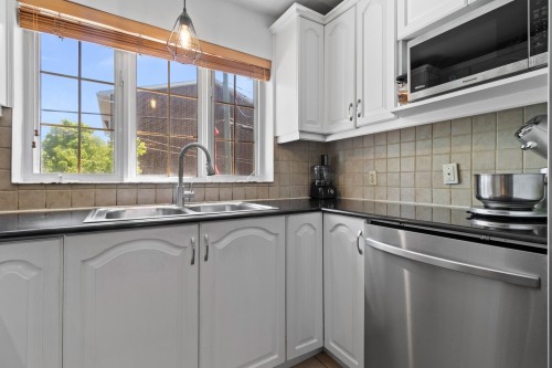 Kitchen - 6790 Rue St-Zotique E., Montréal (Mercier/Hochelaga-Maisonneuve), QC - Indoor Photo Showing Kitchen With Double Sink