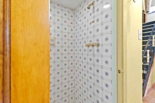 Bathroom - 6790 Rue St-Zotique E., Montréal (Mercier/Hochelaga-Maisonneuve), QC - Indoor Photo Showing Other Room