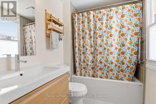 19 Perth Road, Kitchener, ON - Indoor Photo Showing Bathroom