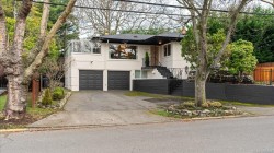 2360 Cranmore Rd Oak Bay, BC V8V 3K8