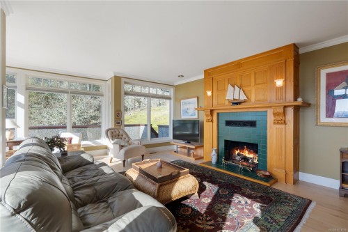8242 Thomson Pl, Central Saanich, BC 