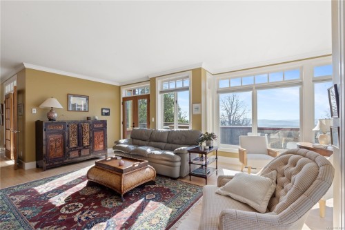 8242 Thomson Pl, Central Saanich, BC 