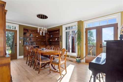 8242 Thomson Pl, Central Saanich, BC 