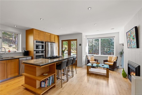 8242 Thomson Pl, Central Saanich, BC 