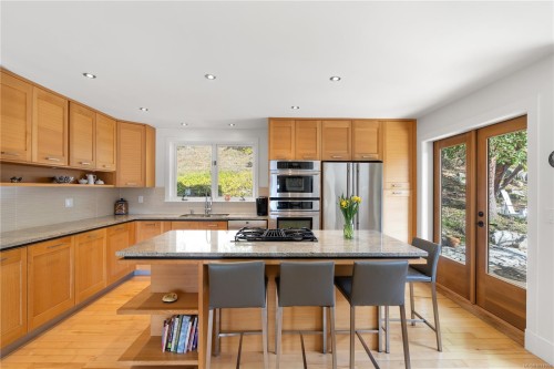 8242 Thomson Pl, Central Saanich, BC 