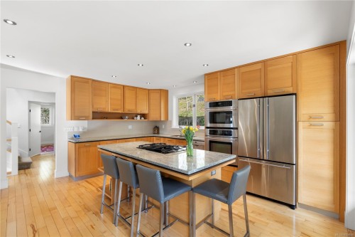 8242 Thomson Pl, Central Saanich, BC 