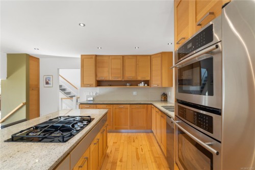 8242 Thomson Pl, Central Saanich, BC 