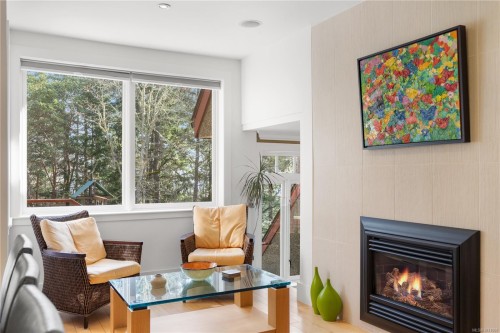 8242 Thomson Pl, Central Saanich, BC 