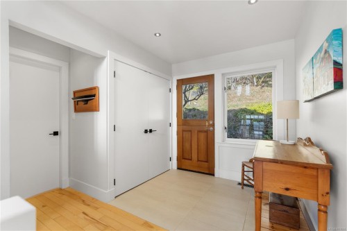 8242 Thomson Pl, Central Saanich, BC 