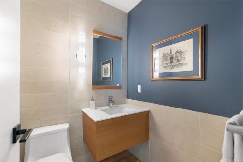 8242 Thomson Pl, Central Saanich, BC 