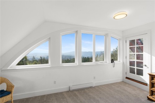 8242 Thomson Pl, Central Saanich, BC 