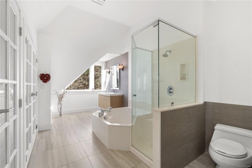 8242 Thomson Pl, Central Saanich, BC 