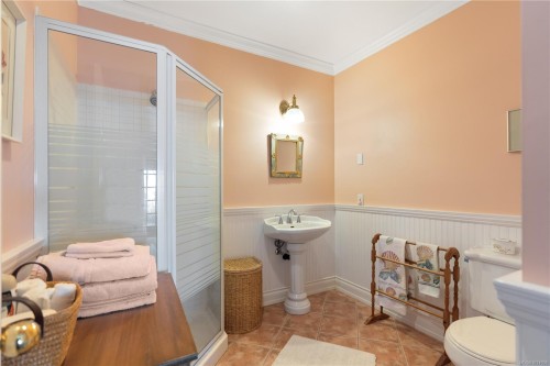 8242 Thomson Pl, Central Saanich, BC 