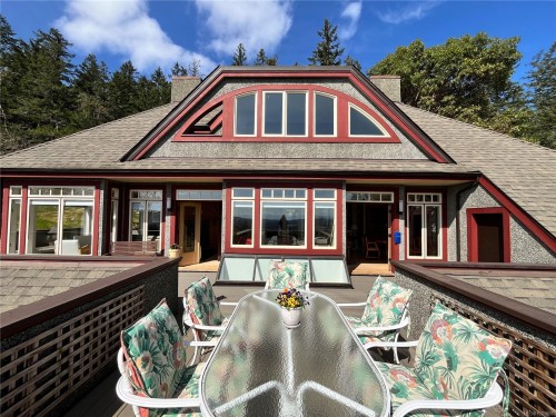 8242 Thomson Pl, Central Saanich, BC 