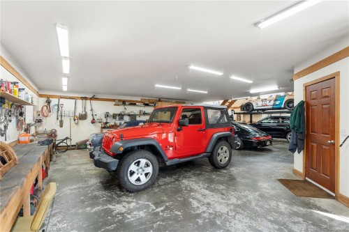 8242 Thomson Pl, Central Saanich, BC 