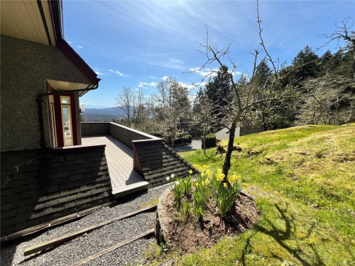 8242 Thomson Pl, Central Saanich, BC 