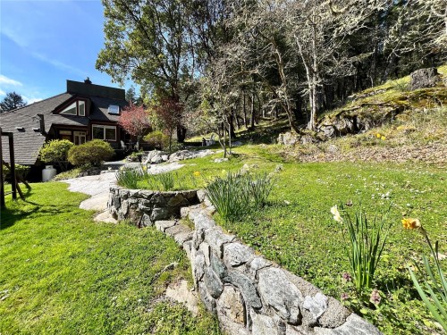8242 Thomson Pl, Central Saanich, BC 