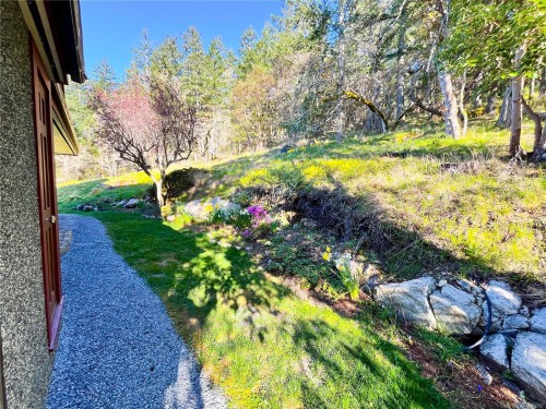 8242 Thomson Pl, Central Saanich, BC 