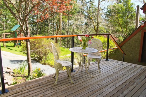 8242 Thomson Pl, Central Saanich, BC 