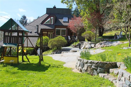8242 Thomson Pl, Central Saanich, BC 