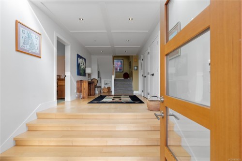 8242 Thomson Pl, Central Saanich, BC 