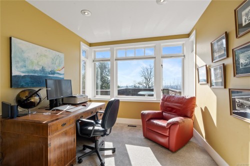 8242 Thomson Pl, Central Saanich, BC 