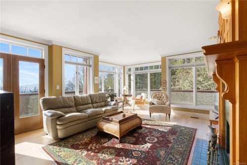 8242 Thomson Pl, Central Saanich, BC 
