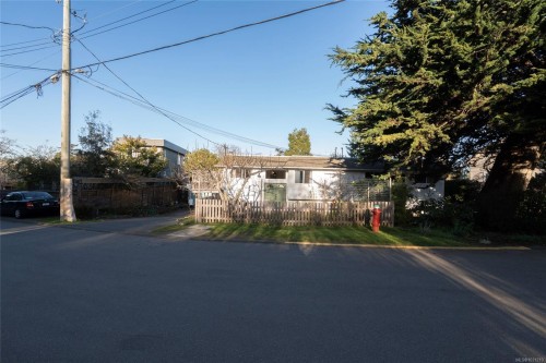 323 Masters Rd, Victoria, BC 