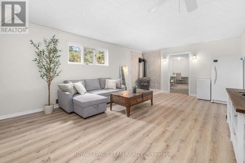 1386 Johnston Drive, Ottawa, ON - Indoor Photo Showing Living Room