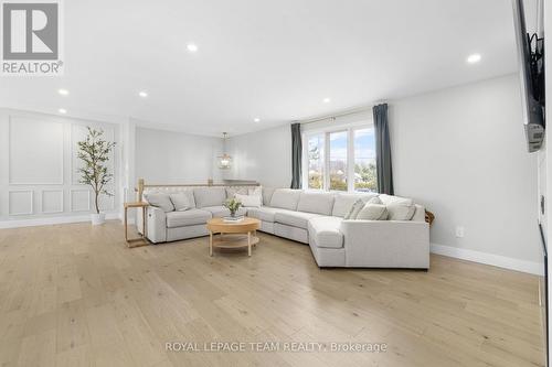 1386 Johnston Drive, Ottawa, ON - Indoor Photo Showing Living Room