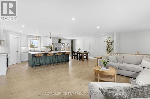 1386 Johnston Drive, Ottawa, ON - Indoor Photo Showing Living Room