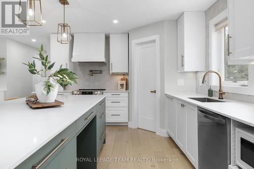 1386 Johnston Drive, Ottawa, ON - Indoor Photo Showing Kitchen With Upgraded Kitchen