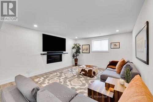 1976 Lenester Avenue, Ottawa, ON - Indoor Photo Showing Living Room