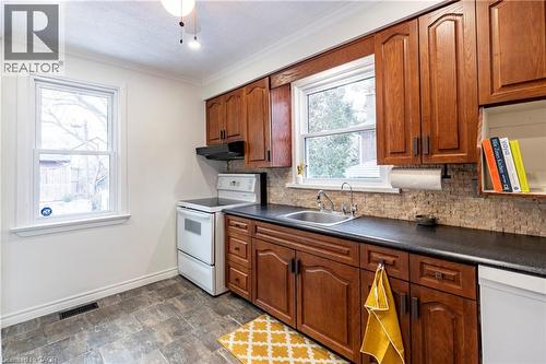 69 Lowrey Avenue N, Cambridge, ON - Indoor Photo Showing Living Room