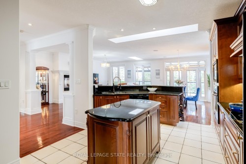 17 Mcnutt Street, Brampton, ON - Indoor Photo Showing Kitchen
