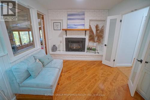 7 Metamora Crescent, London North (North J), ON - Indoor Photo Showing Living Room With Fireplace