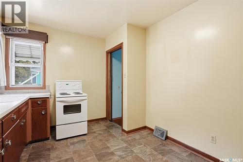 2204 York Avenue, Saskatoon, SK - Indoor Photo Showing Kitchen With Double Sink