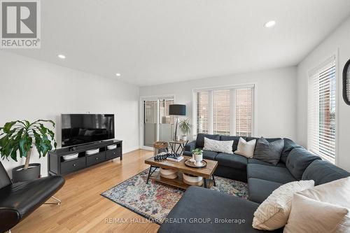 498 Leboutillier Avenue, Ottawa, ON - Indoor Photo Showing Living Room